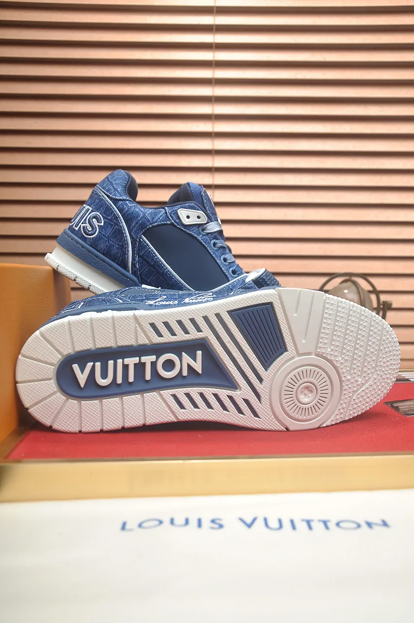 Men's men's shoes 💰640💶Original development, quality shipping, welcome to compare - LV sneaker series LV Trainer Maxi sneakers introduce the loose silhouette of the ready-to-wear series into the LV Trainer sneaker design written by Virgil Abloh, making an eye-catching appearance in the spring and summer men's wear shows. The cow leather upper is combined with rough fabric laces, and colorful beading highlights the brand's classic elements. LV letters mark the tongue and Monogram floral outsole. Mixed materials Made of first-layer cowhide, wrapped in imported custom-printed denim, thick shoelace design, large Monogram print on the side, "lv 54" badges on the tongue and heel, rubber outsole decorated with Monogram flowers, mesh lining and cotton feet, the comfort is as extreme as ever, premium heritage, quality first, worth owning! Size: Women's 35-39 (customized at 40, non-refundable) Men's 39-45 (customized at 38.46, non-refundable) ♡Full set of packaging with original gift box